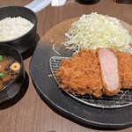 平田牧場 ホテルメトロポリタン山形店 - 金華豚ロースかつ膳200ｇ3520円（税込）