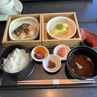 TENJIN - ジャパニーズプレート。鰤の塩焼きと出汁巻きが感激の美味しさ。