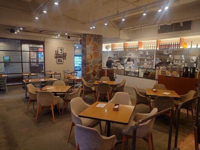 Cafe Shakey's photo 5