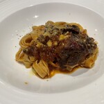 オステリア ジリ - 牛ホホ肉とマッシュルームのトマトソース煮込み　タリアテッレ