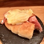 千ふく - カチュカバロと富士山麓で三年熟成させた萬幻豚生ハムプロシュートのサンド