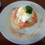 Pancakes in Paradise - エッグベネディクトwithサーモン