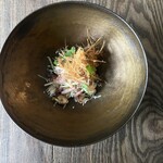 タイ料理 みもっと - 駿河湾桜海老と揚げレモングラスのサラダ（2025年4月のコースより）