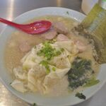 ラーメンショップ椿 - まずは「ワンタンチャーシューメン」1190円をオーダー。