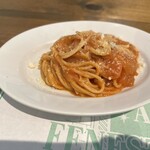 ア フェネステッラ - グアンチャーレと新玉ねぎのアマトリチャーナ