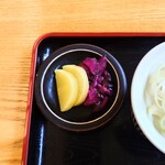 やぶ善 - 箸休めのお漬物は二種盛り。