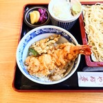 やぶ善 - 海老の赤と、大葉の緑によるコントラストが美しい、仕上げと盛り付け。。