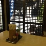 末広食堂 - 入ってすぐの6人掛けテーブルに着き、入り口を撮りました