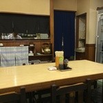 末広食堂 - 奥にもう一つ大きなテーブル
