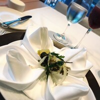 ミクニ マルノウチ - 前菜　小魚とイタリアンパセリのフリット　布地なお皿？に盛り付け　もぉびっくり‼️ アランシャベルスタイルです　うーん