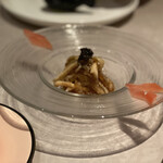 中国飯店 富麗華 - ふかひれと鮑の冷菜　キャビアが乗っています