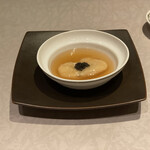 中国飯店 富麗華 - フグの白子は薄衣で揚げて、琥珀あんにキャビアが乗ります