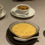 中国飯店 富麗華 - マンゴーとグレープフルーツの冷たいスープと温かいプリン(むこう)