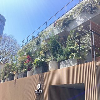 テラス席は全5テーブル（4名掛け）