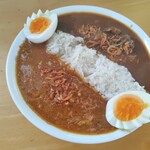 Coocy - 料理写真:手前、ハッシュドチキンカレー