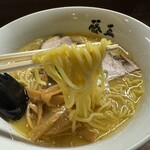 中華そば藤王 - 麺は中太縮れタイプ
