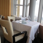 アジュール フォーティーファイブ - 窓際の席に通されました。