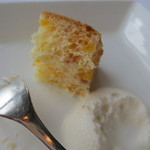 アジュール フォーティーファイブ - コーンやベーコンを使ったシフォンケーキに燻製の香りのついたクリームが。もちろん甘くはないです。