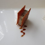 アジュール フォーティーファイブ - 中にバジルと豚足のリエットを使ったビスキュイ。