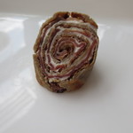 アジュール フォーティーファイブ - ベーコンとチーズを巻いた蕎麦のガレット。