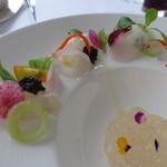 アジュール フォーティーファイブ - スズキのカルパッチョ、キャビア、夏野菜が添えられて。