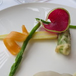 アジュール フォーティーファイブ - 紅丸大根などの野菜と、オクラの天ぷらも良い取り合わせです。