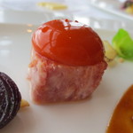 アジュール フォーティーファイブ - キントア豚のテリーヌ。上に乗ったトウガラシと赤パプリカのソースが引き立てます。