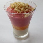 アジュール フォーティーファイブ - 口直しのプレデザートです。下からヘーゼルナッツのブラマンジェ、ライチと桃のゼリー、赤桃のムース、上にヘーゼルナッツのパウダー。