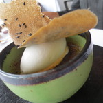 アジュール フォーティーファイブ - 黒ごまのテュイルの下に塩ココナツのグラスが。