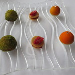 アジュール フォーティーファイブ - 最後にプティフール。色彩も楽しめます。左からピスタチオのフィナンシェ、上にラズベリーが乗ったラベンタンのチョコとサブレ、そしてホワイトチョコとオレンジのキャラメルです。