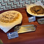 レストラン ヴァロリス - 左　リンゴとアーモンドのケーキ　右　胡麻と蜂蜜のギリシャ風焼き菓子