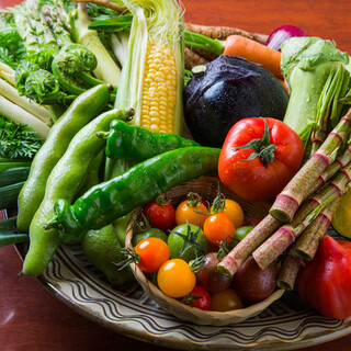 四季折々の旬野菜を全国から厳選。季節ごとに楽しめるメニュー
