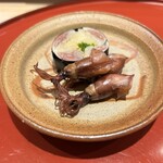 鮨 しみづ - 6日間熟成のイワシのガリ巻 イワシは酢で締めてから熟成 富山湾のメスのホタルイカ、炙って