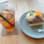 クックスカフェ＆デリ - 紅茶(iced)ストレート¥540、バスクチーズケーキ&バニラアイス¥600