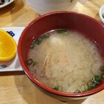 音羽鮨 - お味噌汁（蟹）とオレンジ
