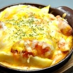 いくら丼 旨い魚と肴 北の幸 釧路港 - 【ソーセージとポテトのオーブン焼き】1,330円　たっぷりチーズでボリュームアップ。食べ応えあり。