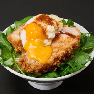 〆は大胆かつ贅沢な丼スタイル。厚切りとんかつの多彩な楽しみ方