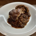 大西亭 - 丹波黒鶏とイスラエル産デーツのブリオッシュ包み焼き