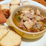 カーサ イゾラ - 鶏肉ハラミとヤゲンナンコツのアヒージョ