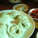 황생가 칼국수 - ワンマントゥ（蒸し餃子）、キムチ（赤と白）