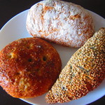 まちのパーラー - 上：チャバタ　右：ごまパン　左：雑穀パン