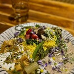 カレー独歩ちゃん - 5/7の香れぇ～独歩ちゃんプレート(○山藤の花ホワイトキーマ○タケノコカレー)