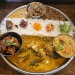 丸祇羅 - チキンカレー+ベジタブルコルマ+骨付きマトンコシャ、トッピングはインド中華チキン65