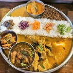 丸祇羅 - チキンカレー+カキエビカレー+スペアリブポークペッパー、トッピングはホタテのアチャール