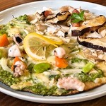 農家ピザくまのグラッチェ - 新玉ねぎとそら豆のジェノベーゼとベーコンと４種のきのこピザ