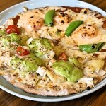 農家ピザくまのグラッチェ - 帆立とアボマヨのポテトピザと海老マヨとスナップえんどうのピザ