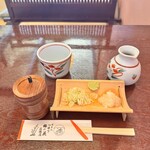 蕎麦処 つゆ下 梅の花 - 薬味と蕎麦つゆ到着