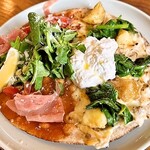 農家ピザくまのグラッチェ - 生ハムとルッコラの菜園風と菜の花とアサリのクラムチャウダーピザ