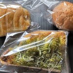 パーネ エ オリオ - （下）しらすのフォカッチャ税引390円
（左上）セモリナソーセージ税引320円
（右上）こしあんぱん税引310円