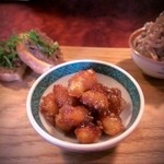 にほん酒や - 酒肴５点盛りその３　素揚げした大豆に甘辛いタレを絡めたもの